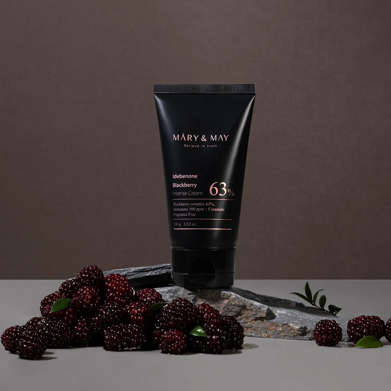 Crema Antioxidante Iluminadora con 63% de Complejo de Mora e Ibedenone, Rejuvenece Instantaneamente - MARY&MAY Idebenone Blackberry 100grs - Imagen 3